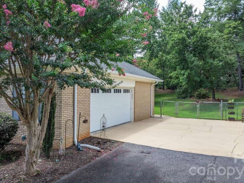 190 Moretz Court, Hickory, NC 28601.  MLS# CAR4352226, YatesRealty ID 5378. 