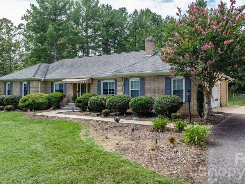 190 Moretz Court, Hickory, NC 28601.  MLS# CAR4352226, YatesRealty ID 5378. 