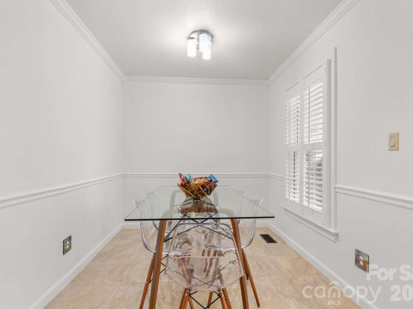190 Moretz Court, Hickory, NC 28601.  MLS# CAR4352226, YatesRealty ID 5378. EAT IN KITCHEN DINING 