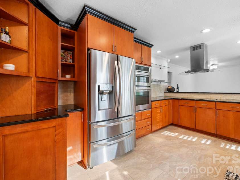 190 Moretz Court, Hickory, NC 28601.  MLS# CAR4352226, YatesRealty ID 5378. LARGE OPEN KITCHEN 