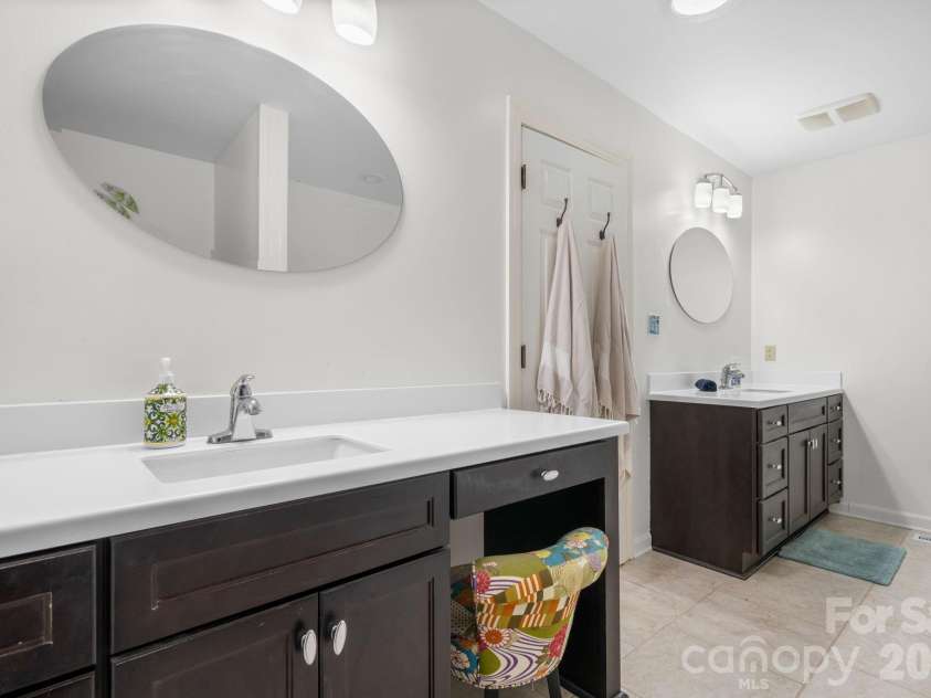 190 Moretz Court, Hickory, NC 28601.  MLS# CAR4352226, YatesRealty ID 5378. PRIMARY BATH