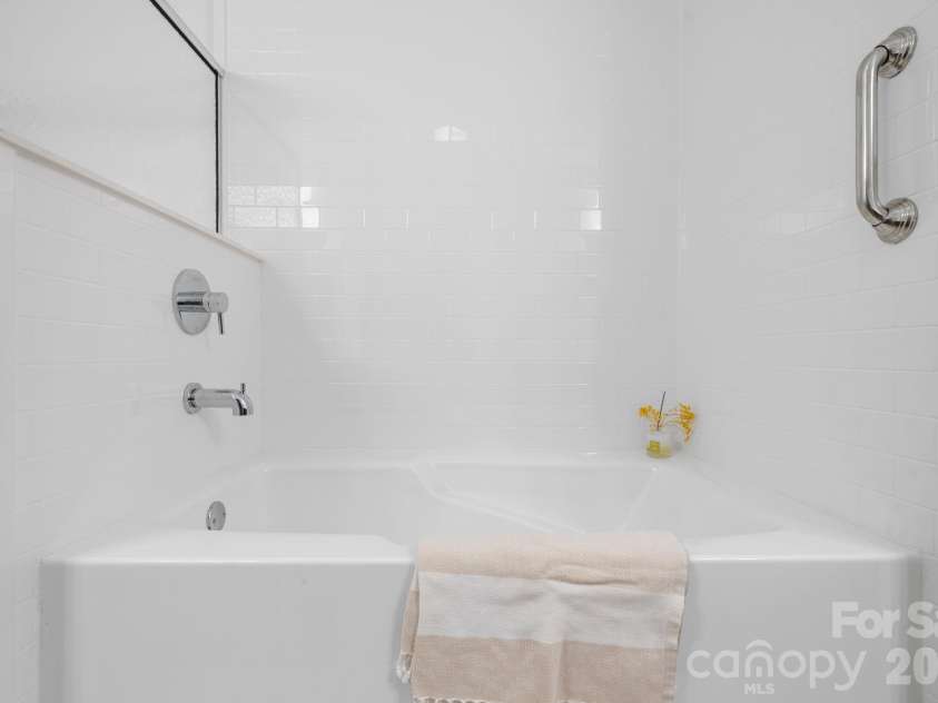 190 Moretz Court, Hickory, NC 28601.  MLS# CAR4352226, YatesRealty ID 5378. PRIMARY BATH 