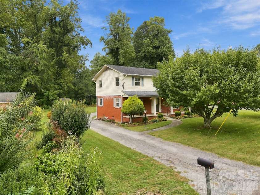 1641 Camelot Drive, Hendersonville, NC 28739.  MLS# CAR4418926, YatesRealty ID 53780. 