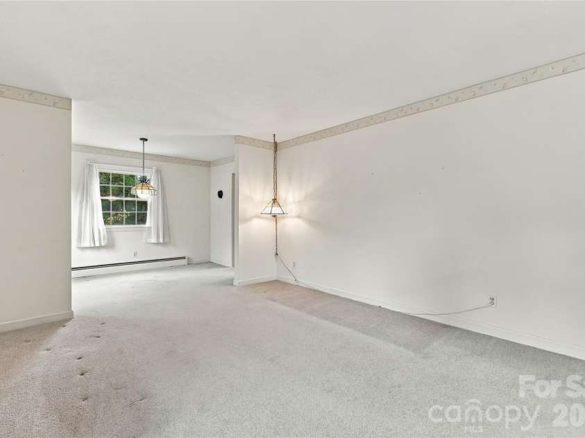 1641 Camelot Drive, Hendersonville, NC 28739.  MLS# CAR4418926, YatesRealty ID 53780. Living