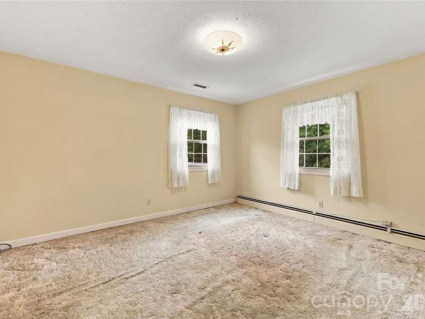 1641 Camelot Drive, Hendersonville, NC 28739.  MLS# CAR4418926, YatesRealty ID 53780. Primary Ensuite