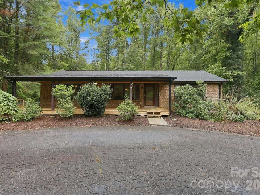 75 Crosswick Lane, Hendersonville, NC 28739.  MLS# CAR4418925, YatesRealty ID 53785. 