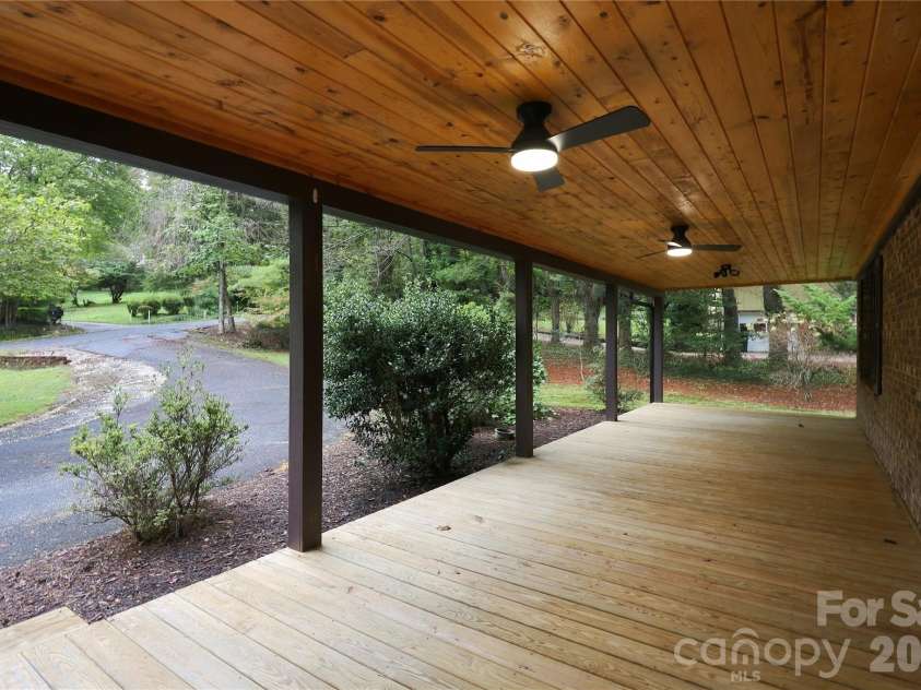 75 Crosswick Lane, Hendersonville, NC 28739.  MLS# CAR4418925, YatesRealty ID 53785. 