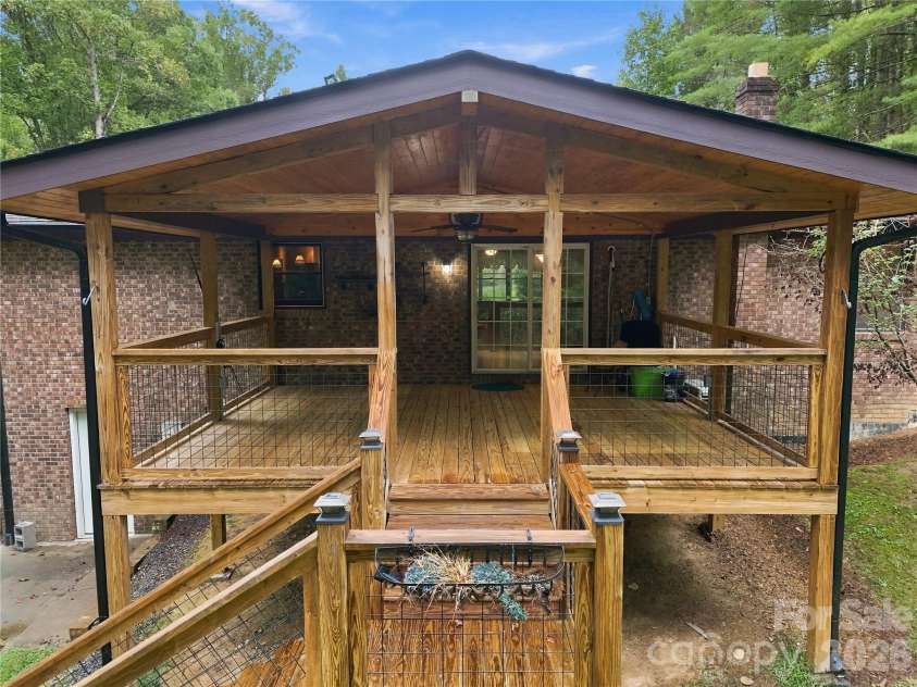 75 Crosswick Lane, Hendersonville, NC 28739.  MLS# CAR4418925, YatesRealty ID 53785. 