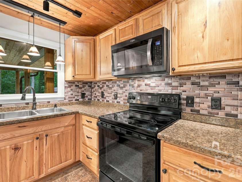 75 Crosswick Lane, Hendersonville, NC 28739.  MLS# CAR4418925, YatesRealty ID 53785. 