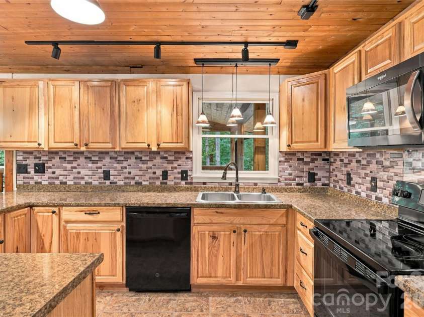 75 Crosswick Lane, Hendersonville, NC 28739.  MLS# CAR4418925, YatesRealty ID 53785. 