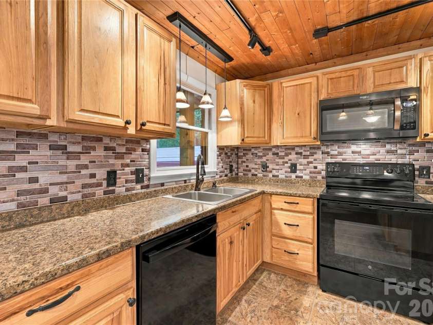 75 Crosswick Lane, Hendersonville, NC 28739.  MLS# CAR4418925, YatesRealty ID 53785. 