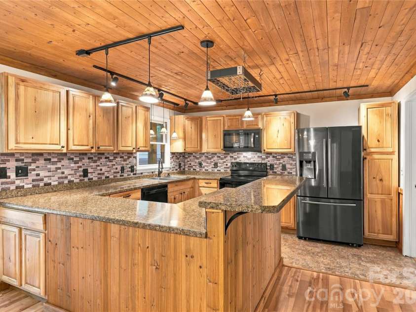 75 Crosswick Lane, Hendersonville, NC 28739.  MLS# CAR4418925, YatesRealty ID 53785. 