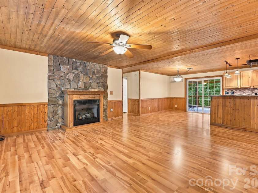 75 Crosswick Lane, Hendersonville, NC 28739.  MLS# CAR4418925, YatesRealty ID 53785. 