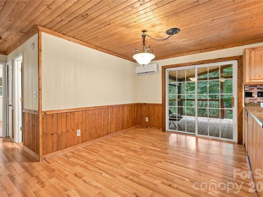 75 Crosswick Lane, Hendersonville, NC 28739.  MLS# CAR4418925, YatesRealty ID 53785. Dining Area -