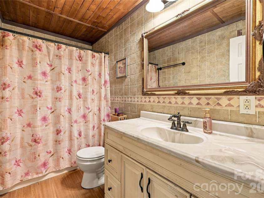 75 Crosswick Lane, Hendersonville, NC 28739.  MLS# CAR4418925, YatesRealty ID 53785. Hall full bath with tub -