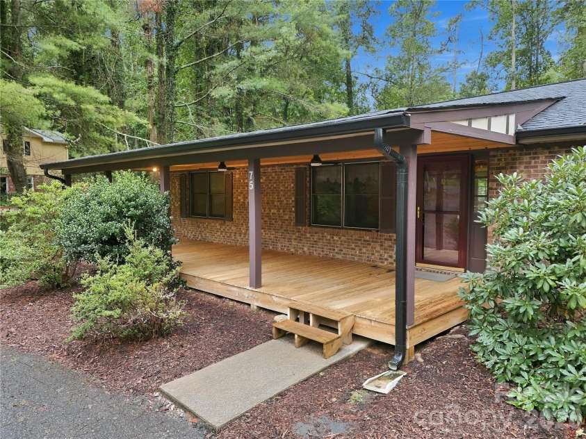 75 Crosswick Lane, Hendersonville, NC 28739.  MLS# CAR4418925, YatesRealty ID 53785. Updated Front Porch -