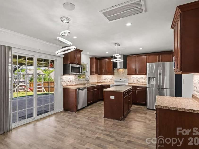 8824 Merrie Rose Avenue, Charlotte, NC 28213.  MLS# CAR4429042, YatesRealty ID 53787. 