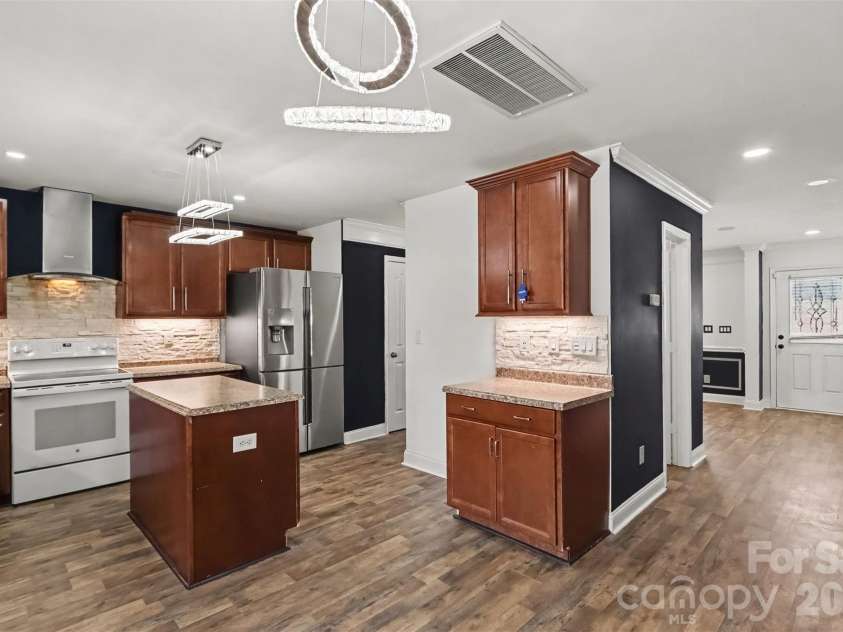 8824 Merrie Rose Avenue, Charlotte, NC 28213.  MLS# CAR4429042, YatesRealty ID 53787. 
