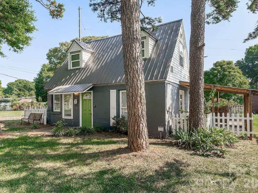 109 Julia Avenue, Belmont, NC 28012.  MLS# CAR4429794, YatesRealty ID 53789. 