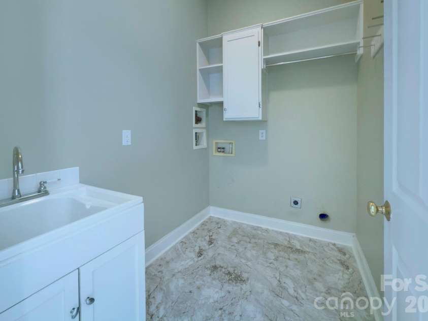 15324 Barnsbury Drive, Huntersville, NC 28078.  MLS# CAR4358717, YatesRealty ID 5379. Laundry room with sink downstairs