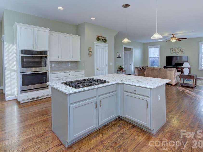 15324 Barnsbury Drive, Huntersville, NC 28078.  MLS# CAR4358717, YatesRealty ID 5379. Updated kitchen