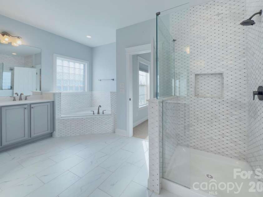 15324 Barnsbury Drive, Huntersville, NC 28078.  MLS# CAR4358717, YatesRealty ID 5379. Updated primary bath