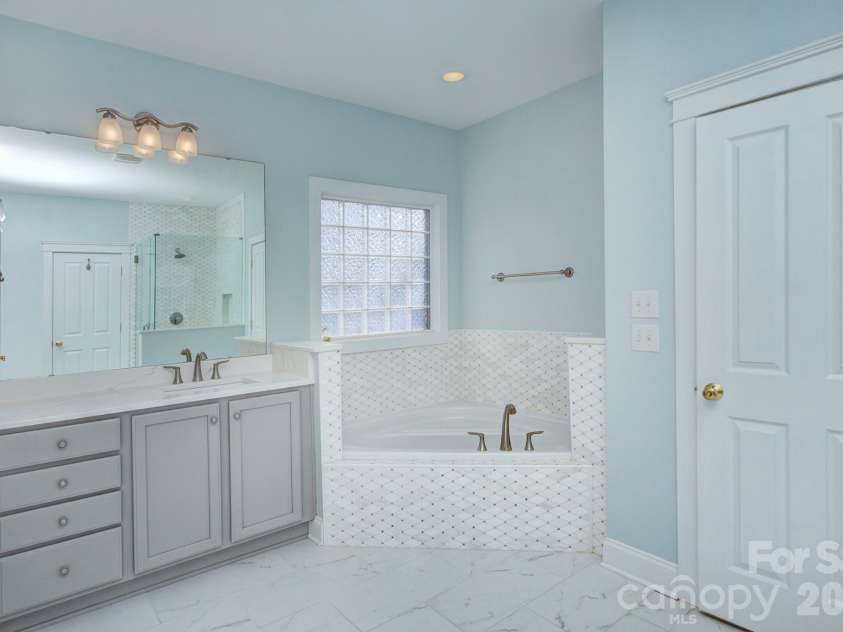 15324 Barnsbury Drive, Huntersville, NC 28078.  MLS# CAR4358717, YatesRealty ID 5379. Updated primary bath