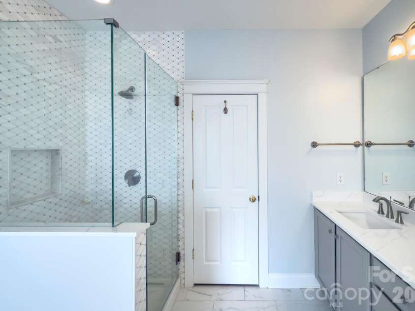 15324 Barnsbury Drive, Huntersville, NC 28078.  MLS# CAR4358717, YatesRealty ID 5379. Updated primary bath