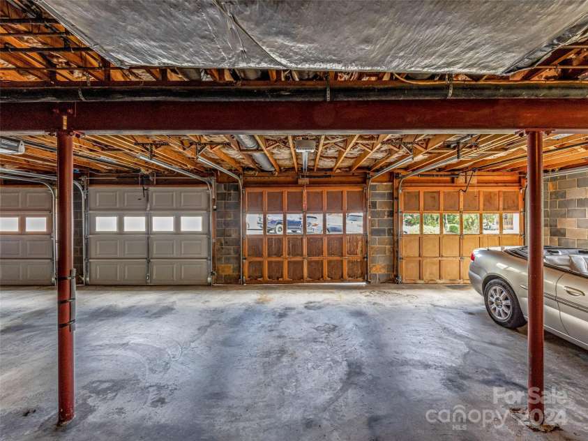 410 Golf View Lane, Hendersonville, NC 28739.  MLS# CAR4185959, YatesRealty ID 5379. Garage Space