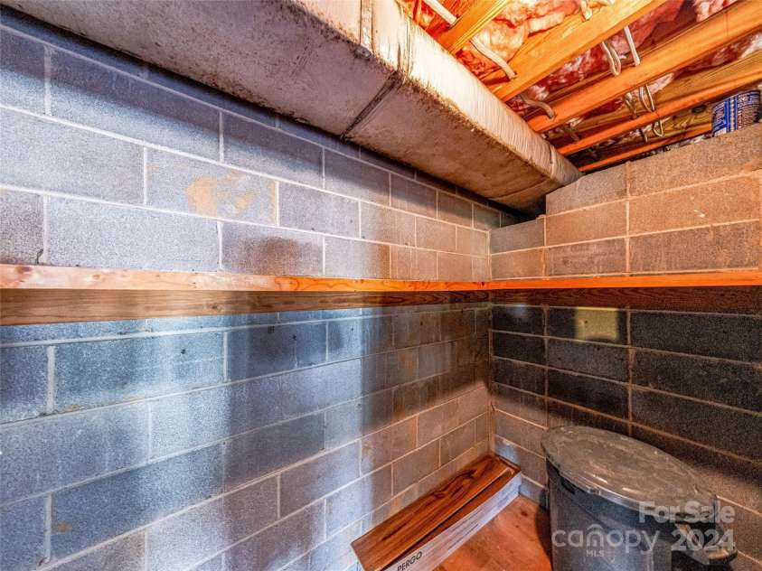 410 Golf View Lane, Hendersonville, NC 28739.  MLS# CAR4185959, YatesRealty ID 5379. Garage Storage Unit