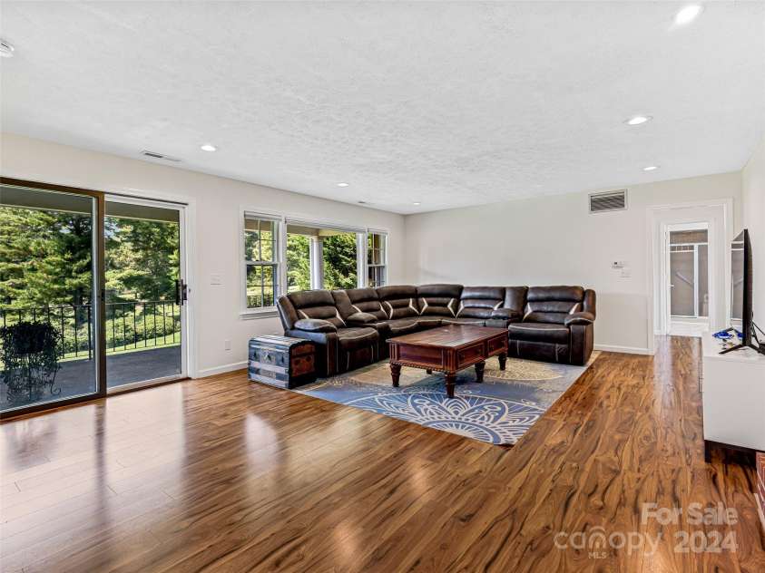 410 Golf View Lane, Hendersonville, NC 28739.  MLS# CAR4185959, YatesRealty ID 5379. Open Living /Dining Area