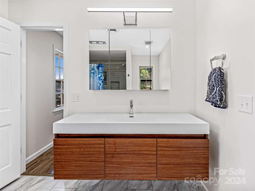 410 Golf View Lane, Hendersonville, NC 28739.  MLS# CAR4185959, YatesRealty ID 5379. Primary Bath