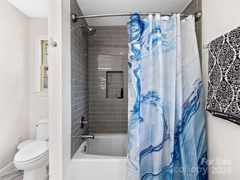 410 Golf View Lane, Hendersonville, NC 28739.  MLS# CAR4185959, YatesRealty ID 5379. Primary Bath