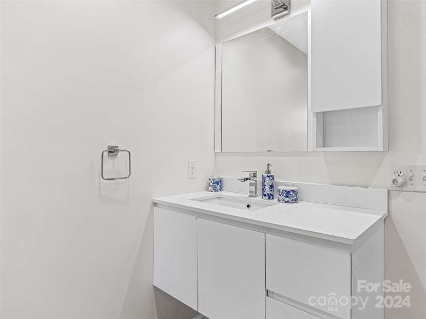 410 Golf View Lane, Hendersonville, NC 28739.  MLS# CAR4185959, YatesRealty ID 5379. Second Bathroom