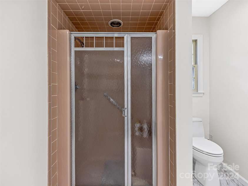 410 Golf View Lane, Hendersonville, NC 28739.  MLS# CAR4185959, YatesRealty ID 5379. Second Bathroom