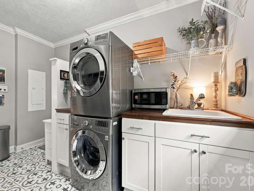 1125 Ballpark Drive, Mooresville, NC 28115.  MLS# CAR4426293, YatesRealty ID 53791. Laundry room