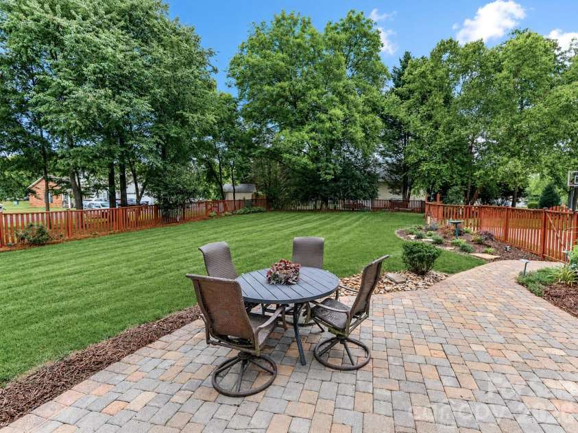 109 Longboat Road, Mooresville, NC 28117.  MLS# CAR4385933, YatesRealty ID 53795. 