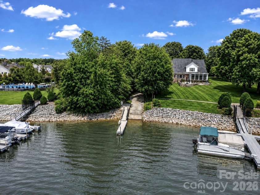 109 Longboat Road, Mooresville, NC 28117.  MLS# CAR4385933, YatesRealty ID 53795. 
