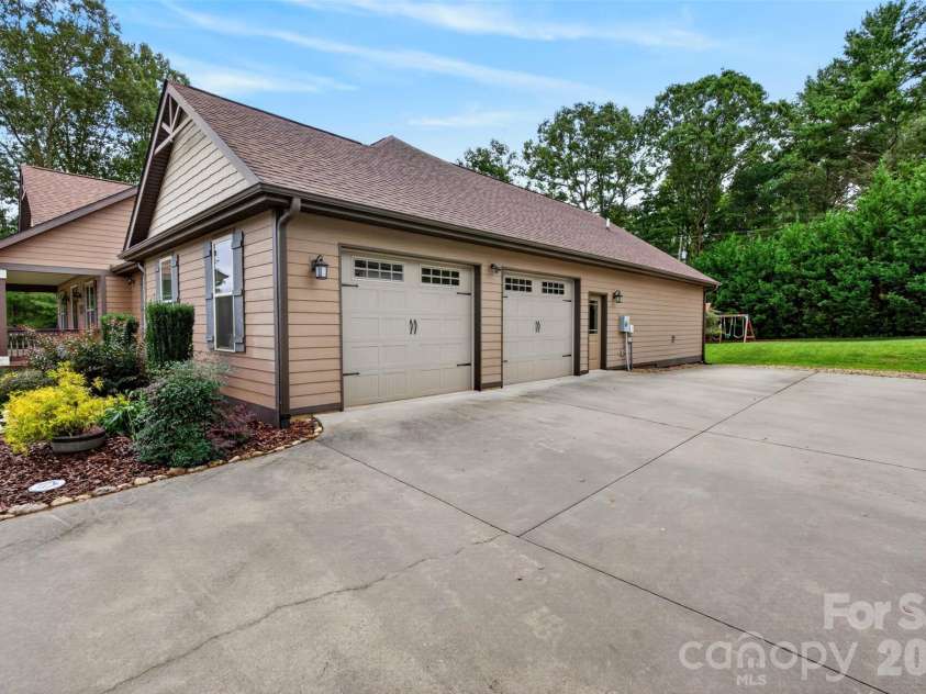 70 King Heights Drive, Fletcher, NC 28732.  MLS# CAR4427173, YatesRealty ID 53796. Garage