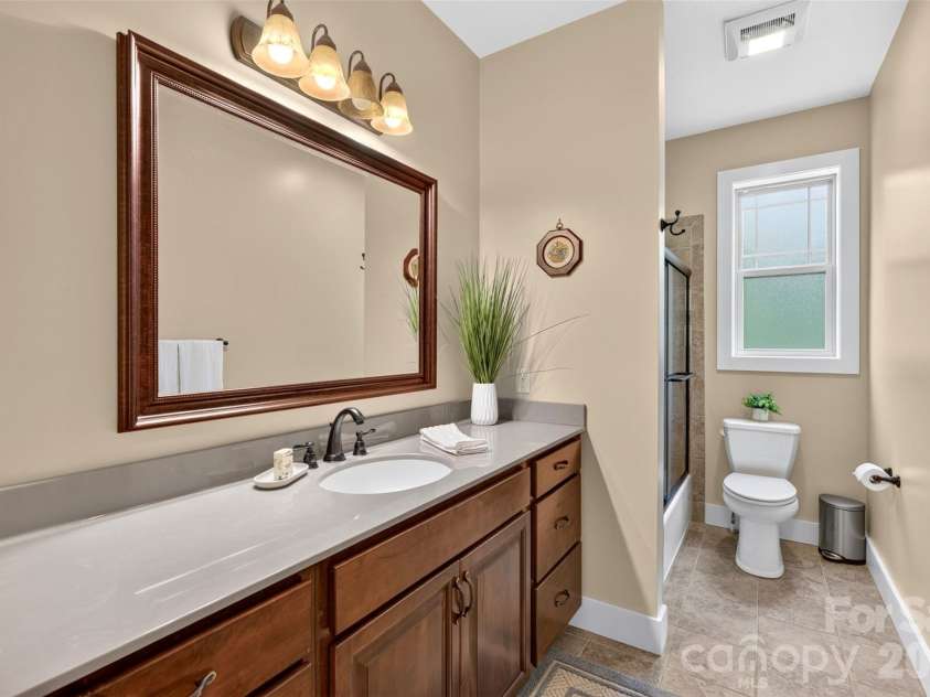 70 King Heights Drive, Fletcher, NC 28732.  MLS# CAR4427173, YatesRealty ID 53796. Hall/Full Bathroom