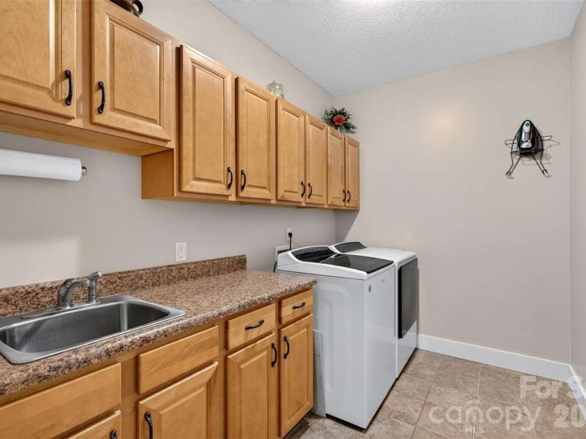 70 King Heights Drive, Fletcher, NC 28732.  MLS# CAR4427173, YatesRealty ID 53796. Laundry Room