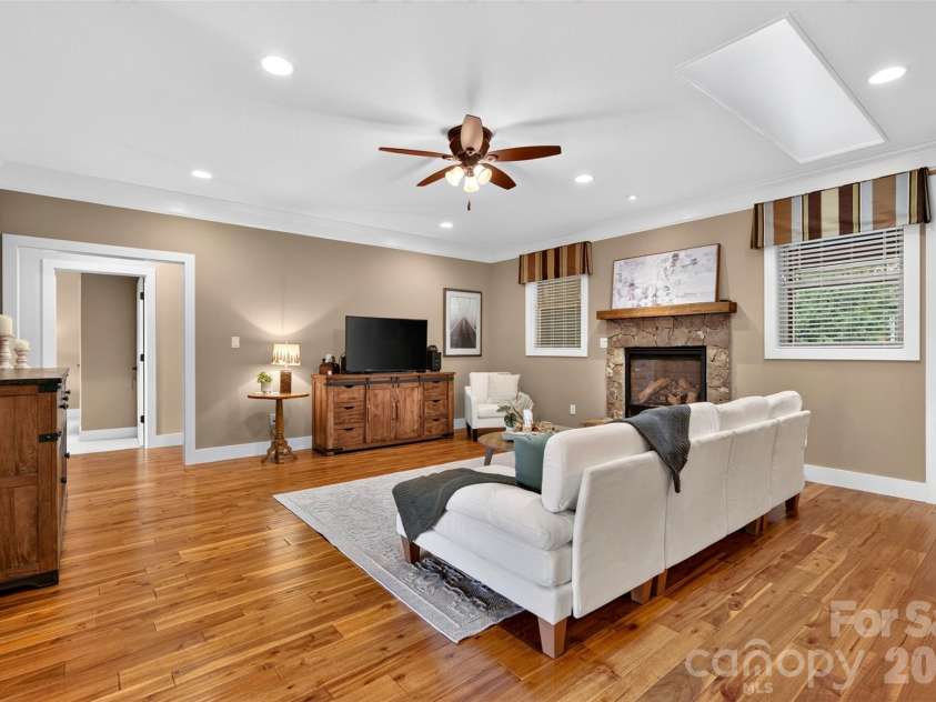 70 King Heights Drive, Fletcher, NC 28732.  MLS# CAR4427173, YatesRealty ID 53796. Living Room