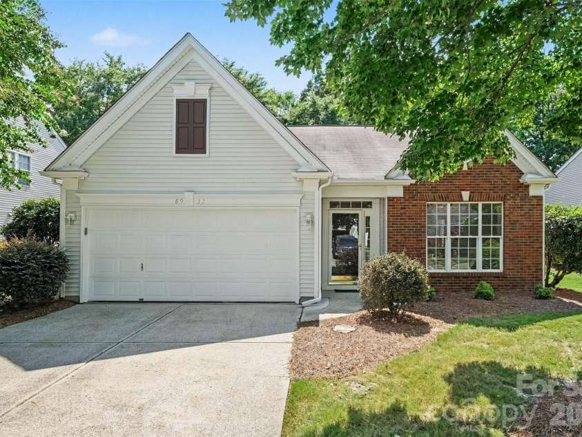 8932 Kestral Ridge Drive, Charlotte, NC 28269.  MLS# CAR4415767, YatesRealty ID 53797. 