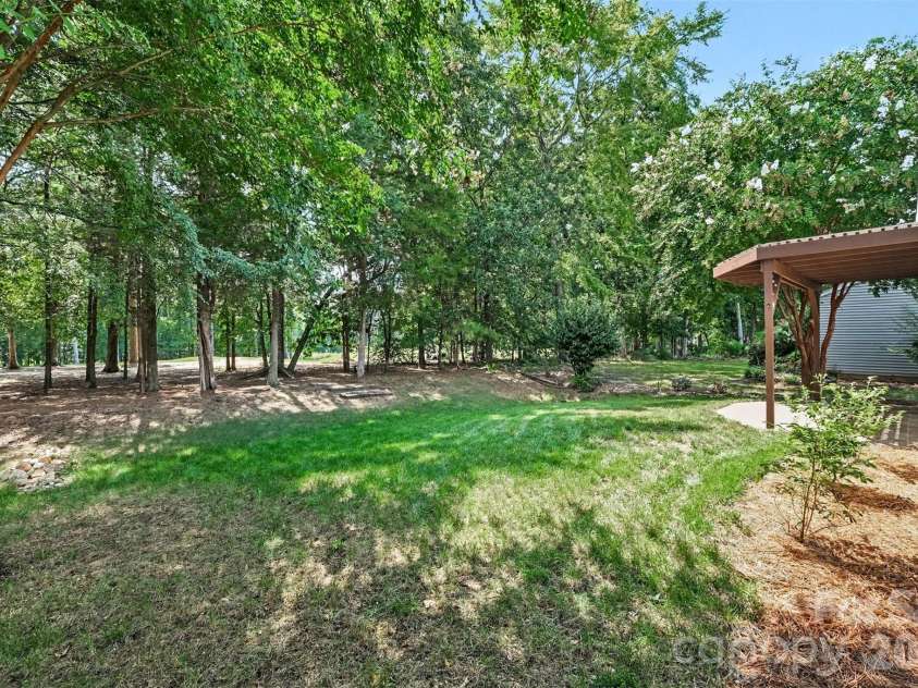 8932 Kestral Ridge Drive, Charlotte, NC 28269.  MLS# CAR4415767, YatesRealty ID 53797. 