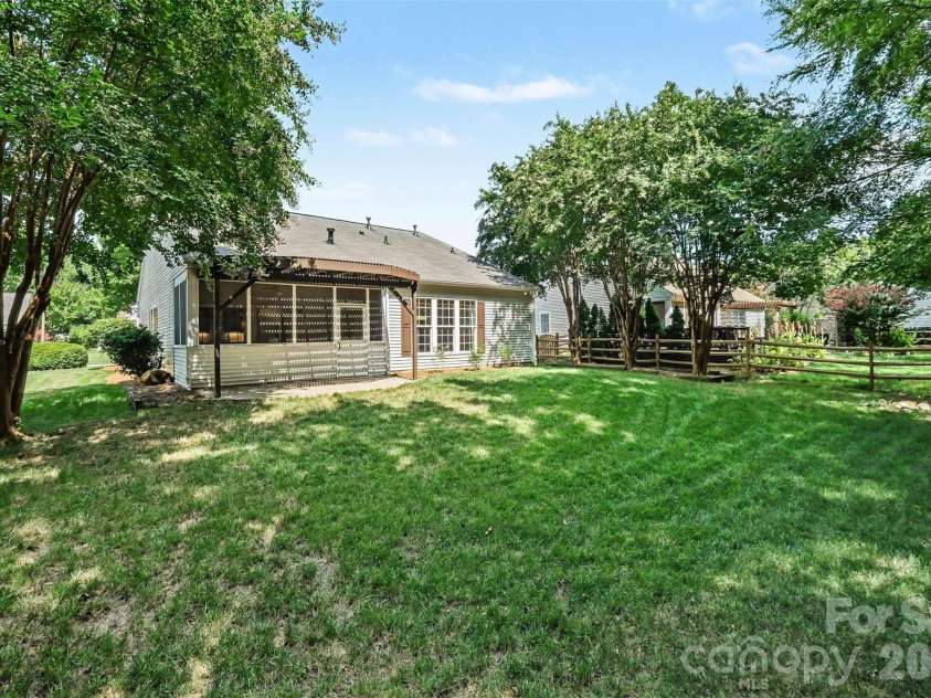 8932 Kestral Ridge Drive, Charlotte, NC 28269.  MLS# CAR4415767, YatesRealty ID 53797. 