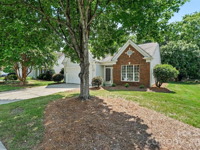 8932 Kestral Ridge Drive, Charlotte, NC 28269.  MLS# CAR4415767, YatesRealty ID 53797. 