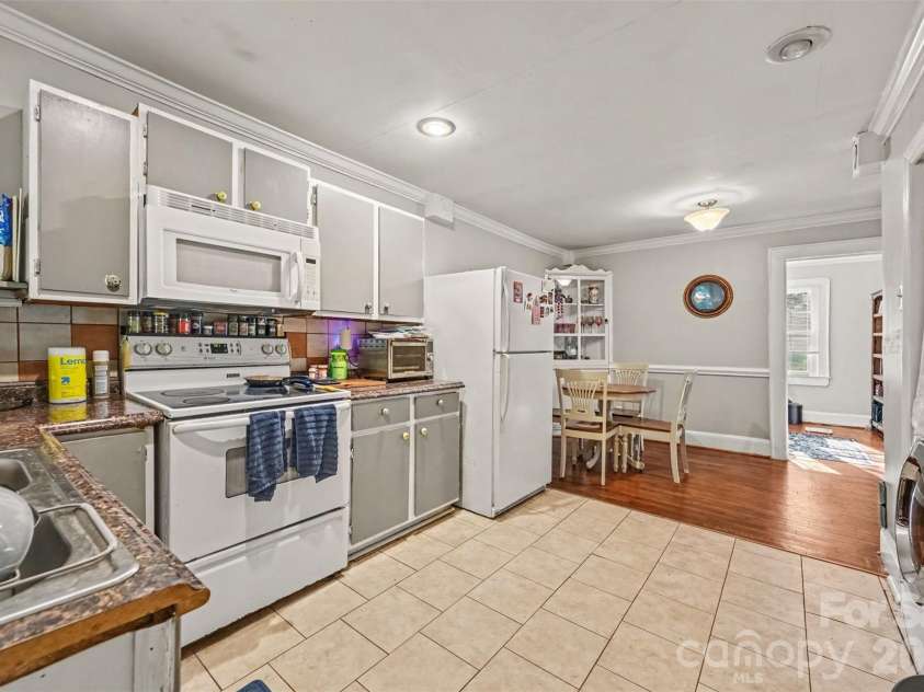 2547/2549 Pinckney Avenue, Charlotte, NC 28205.  MLS# CAR4429702, YatesRealty ID 53798. 2547 Kitchen