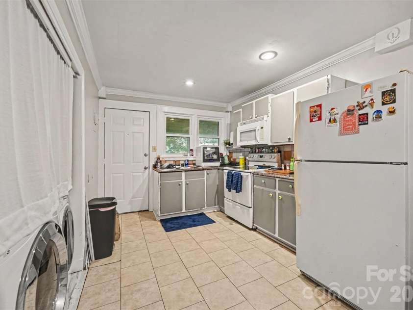 2547/2549 Pinckney Avenue, Charlotte, NC 28205.  MLS# CAR4429702, YatesRealty ID 53798. 2547 Kitchen