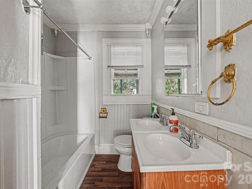 2547/2549 Pinckney Avenue, Charlotte, NC 28205.  MLS# CAR4429702, YatesRealty ID 53798. 2549 Bathroom