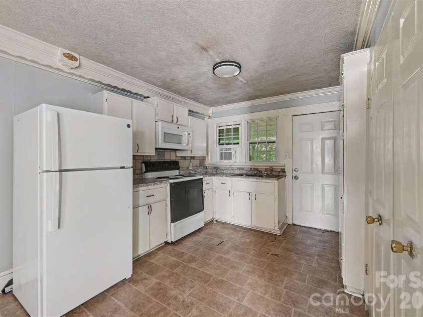 2547/2549 Pinckney Avenue, Charlotte, NC 28205.  MLS# CAR4429702, YatesRealty ID 53798. 2549 Kitchen